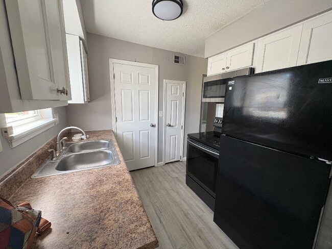 Building Photo - 215 Snead Dr