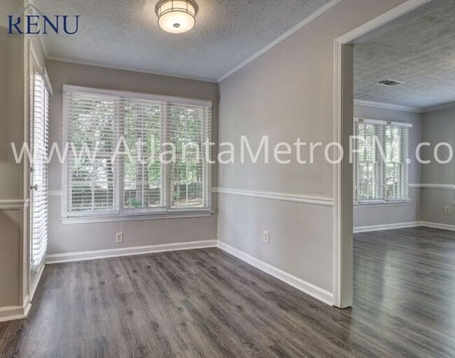 Building Photo - Now Available! 4 bedrooms 2.5 baths