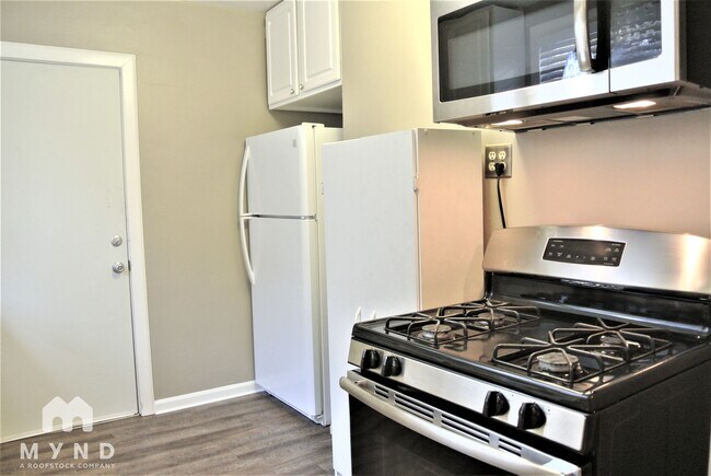 Foto del edificio - 2141 Royal Oaks Dr