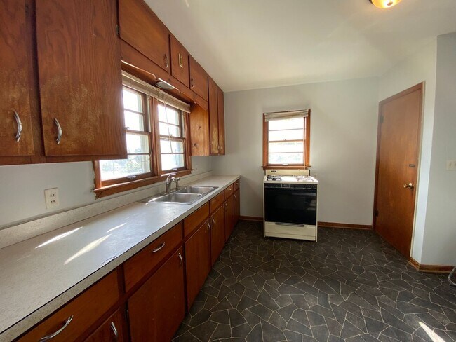 Building Photo - Cute 2 bedroom house now available $650