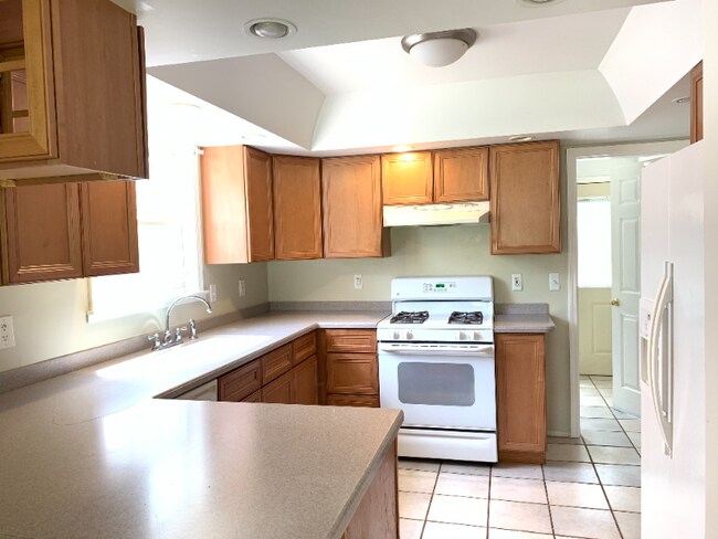 Building Photo - 1750 W Wiesbrook Rd