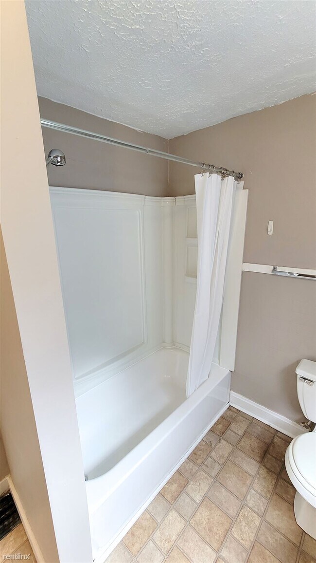 Building Photo - 2 br, 1 bath Duplex - 2592 Indianola Ave G...