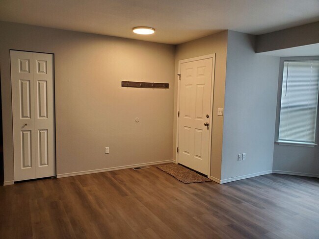 Foto del edificio - Updated 3 Bedroom 2 Bath Duplex In East Port Orchard