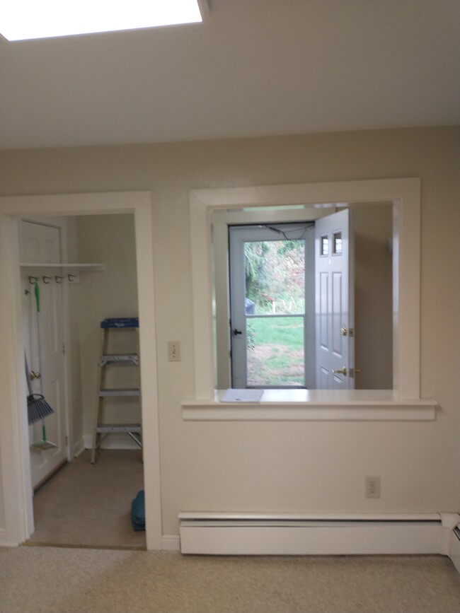 entrance hall - 1165 Saybrook Rd
