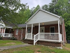 Building Photo - 724 Breeze Hill Rd