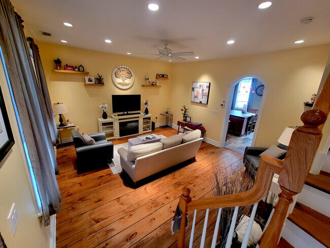 Living Room furnished - 99 W Broad St