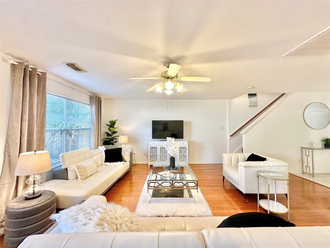 Foto principal - 8223 Golf Green Cir