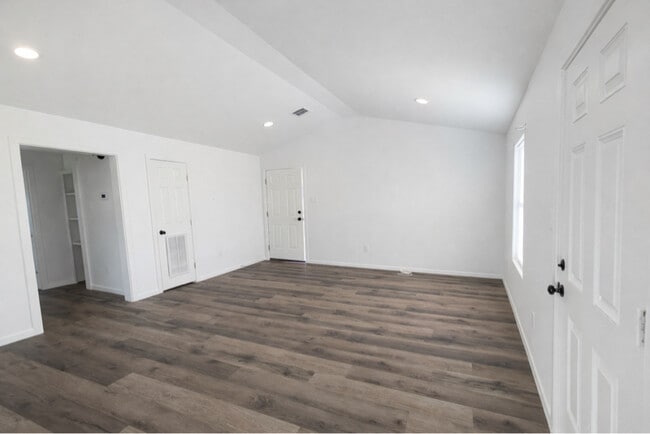 Building Photo - 1406 Blair St