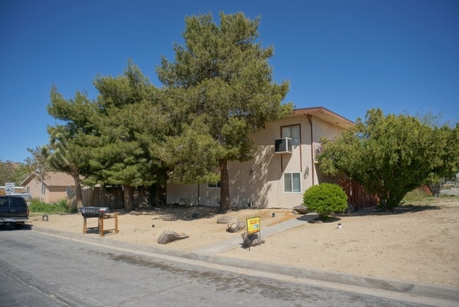 Building Photo - 20251 Serrano Rd