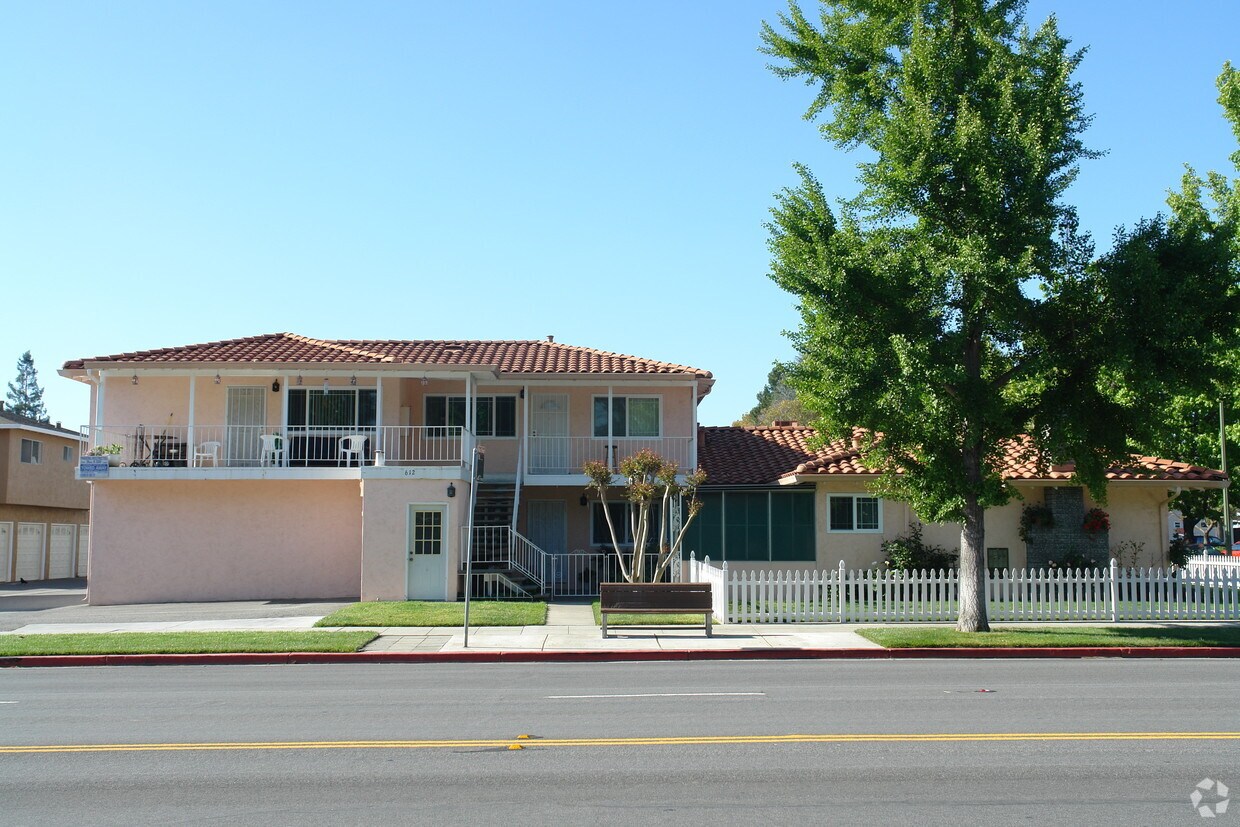 Building Photo - 612 Pinewood Dr