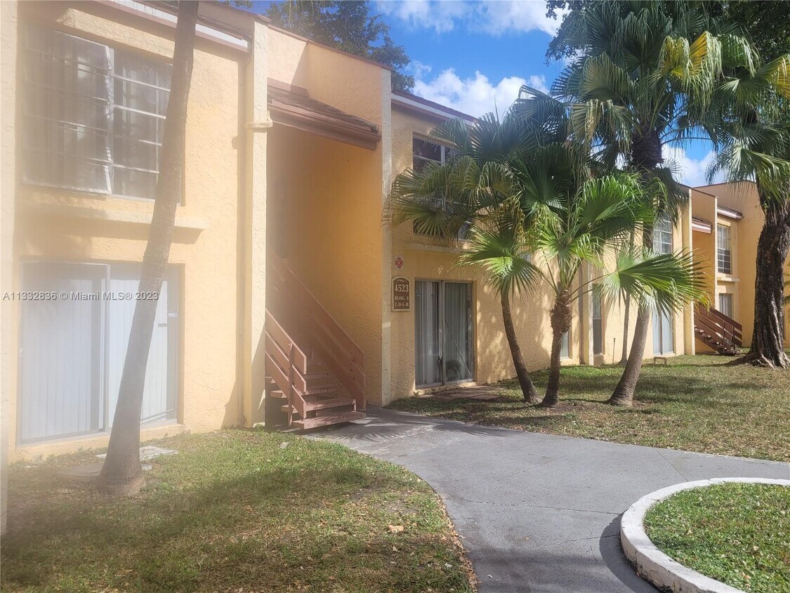 4523 Treehouse Ln Unit D, Tamarac, FL 33319 Condo for Rent in Tamarac