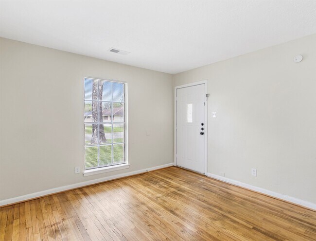 Building Photo - 303 Brown Dr