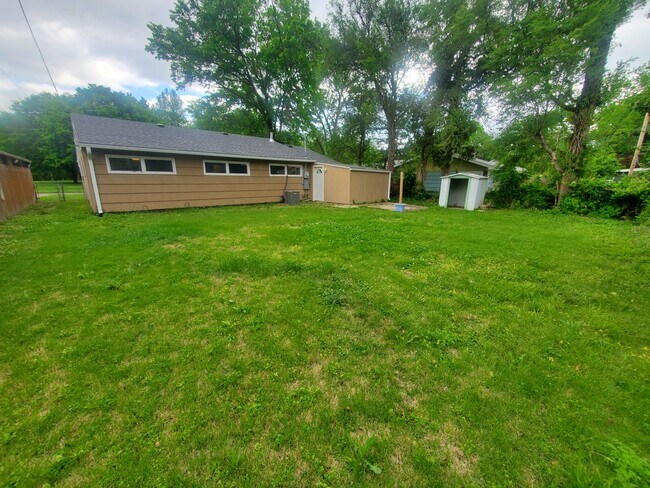 Building Photo - 1548 SW Shunga Dr