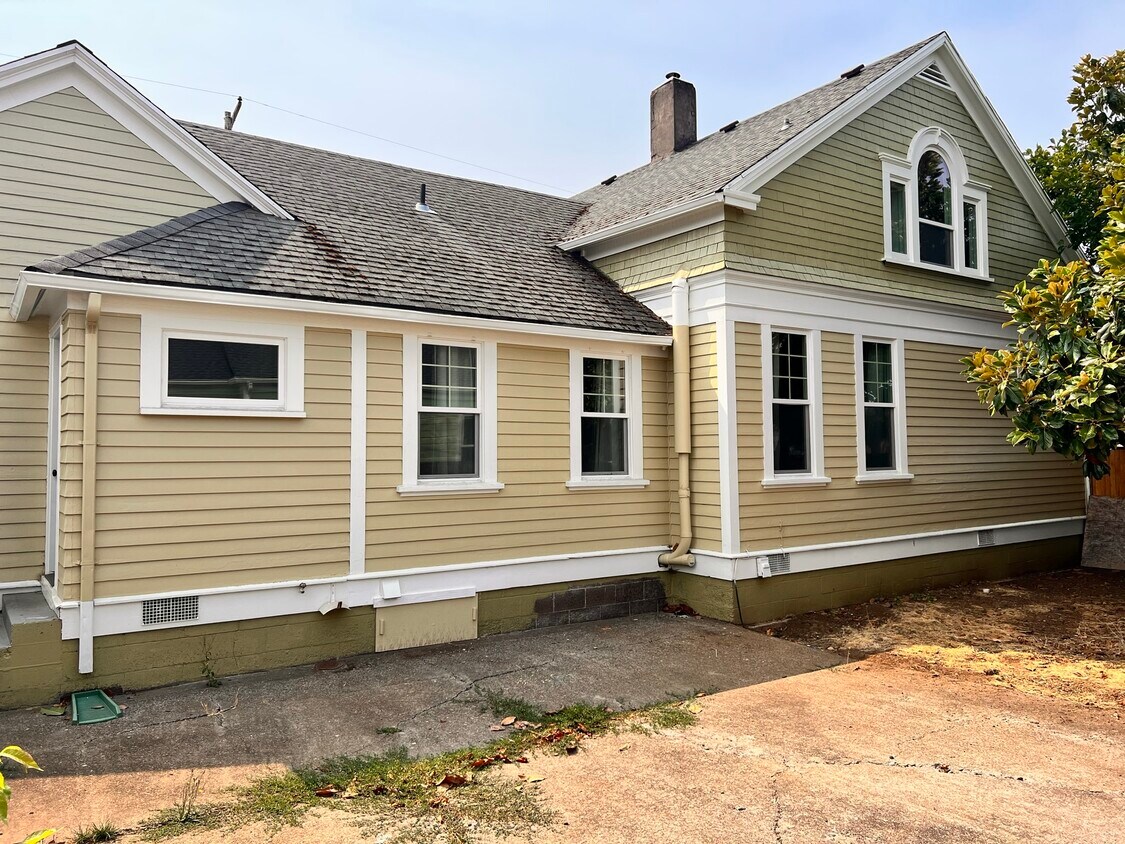 Primary Photo - 1088 Main St