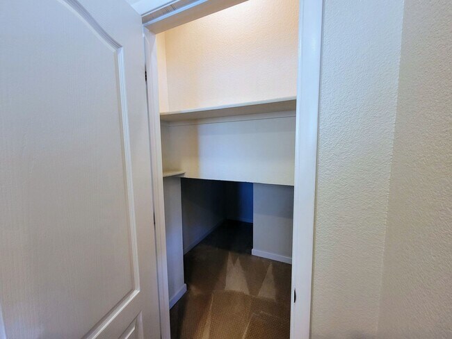 Foto del edificio - Beautiful 3 Bedroom 2.5 Bath Townhouse Wit...