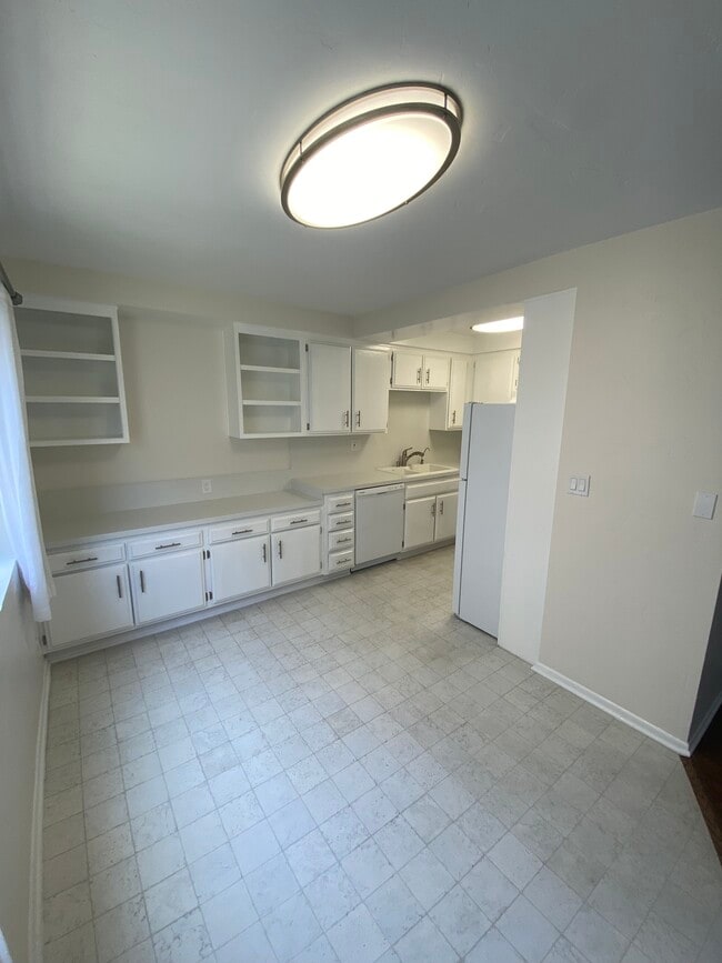 Kitchen - 1321 California Ave