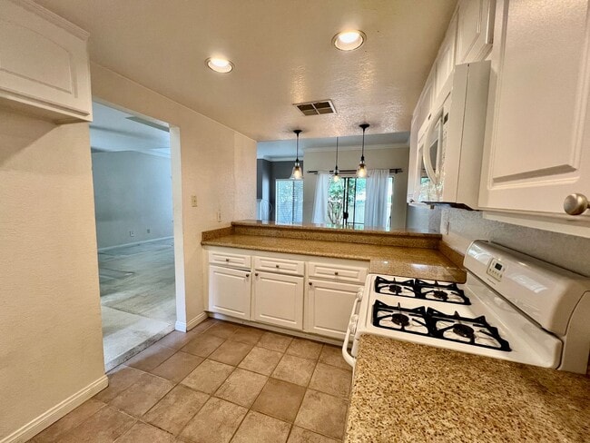 Foto del edificio - Lovely 2bd. condo in Claremont w/2 car garage