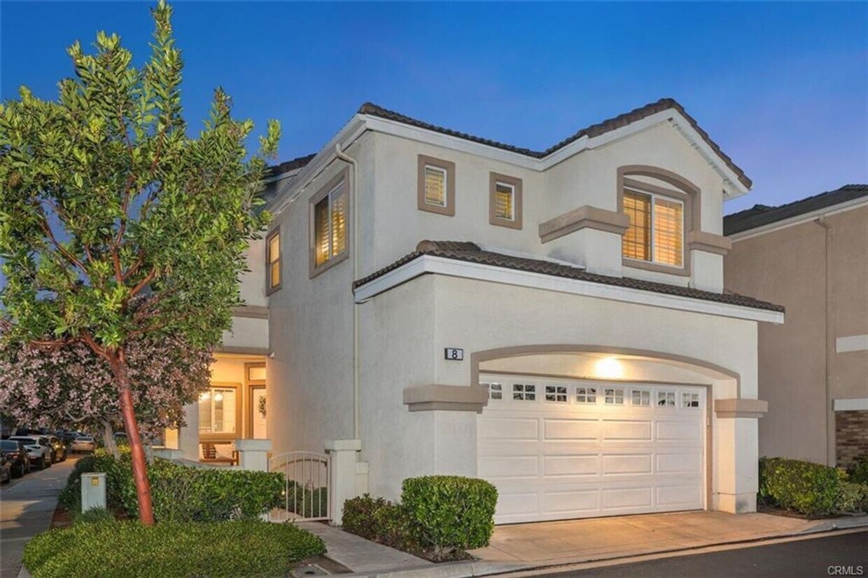 Foto principal - 3 bedroom in Gated Victoria Community!