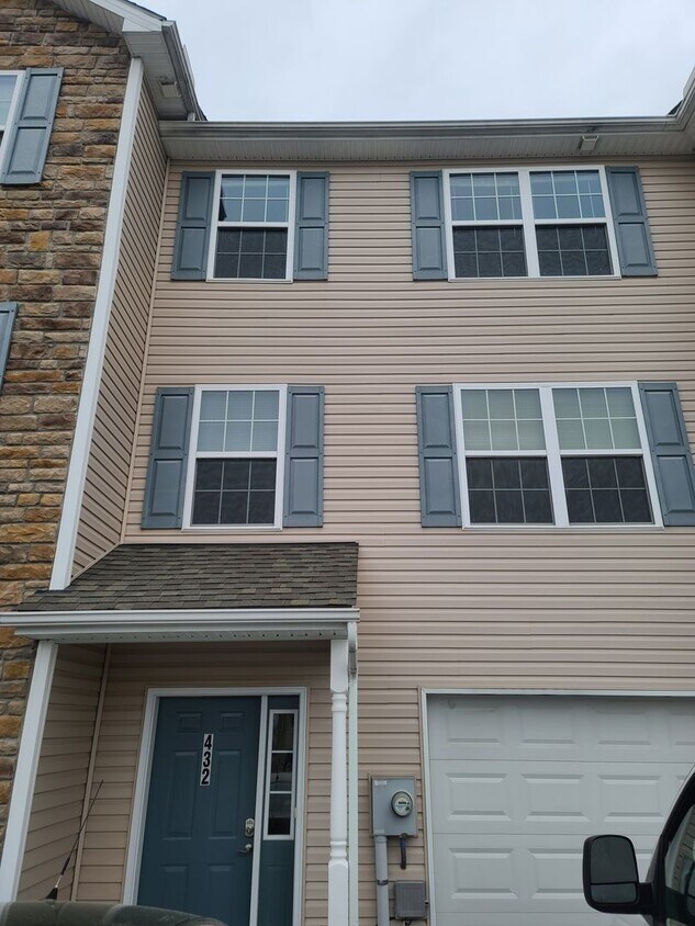 Foto principal - 3 Bedroom 2 1/2 bath Townhome for Rent in ...