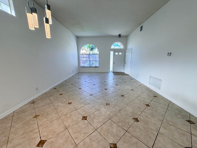Building Photo - 133 Woodlake Cir