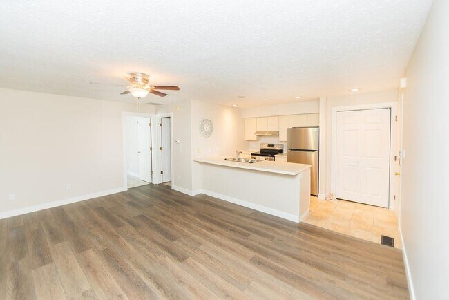 Building Photo - 1346 S College Mall Rd