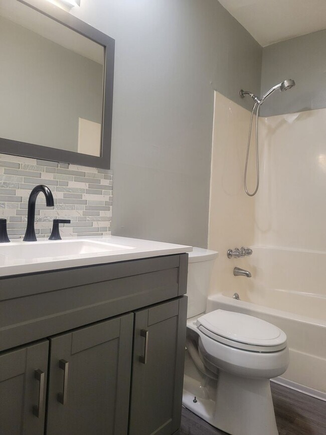 Building Photo - Lower Level 2 bedroom/2 bath condo