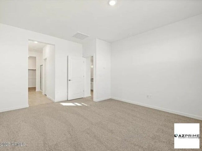 Building Photo - Your dream home awaits