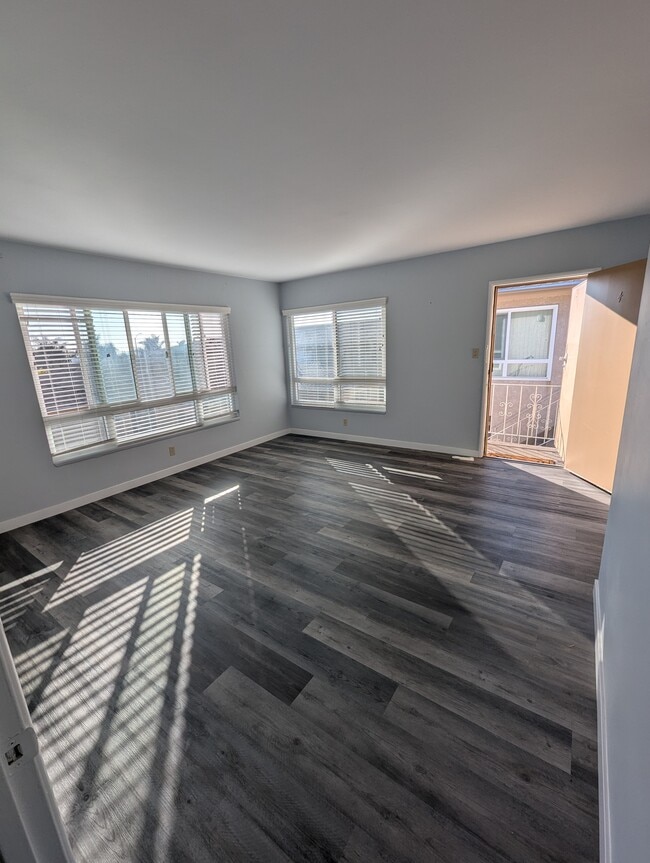 Building Photo - 902 Centinela Ave