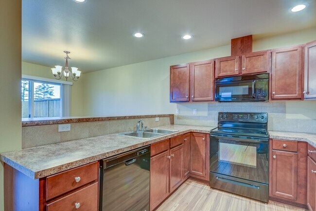 Building Photo - 3 Bed 2.5 Bath Townhome
