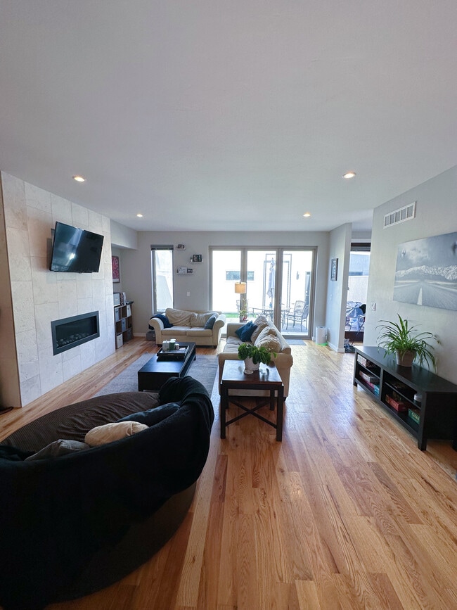 Main floor living area - 2930 S Lincoln St