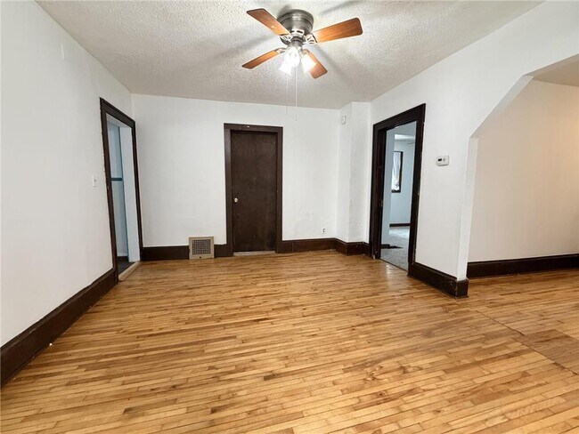 Foto del edificio - 1030 Reaney Ave E
