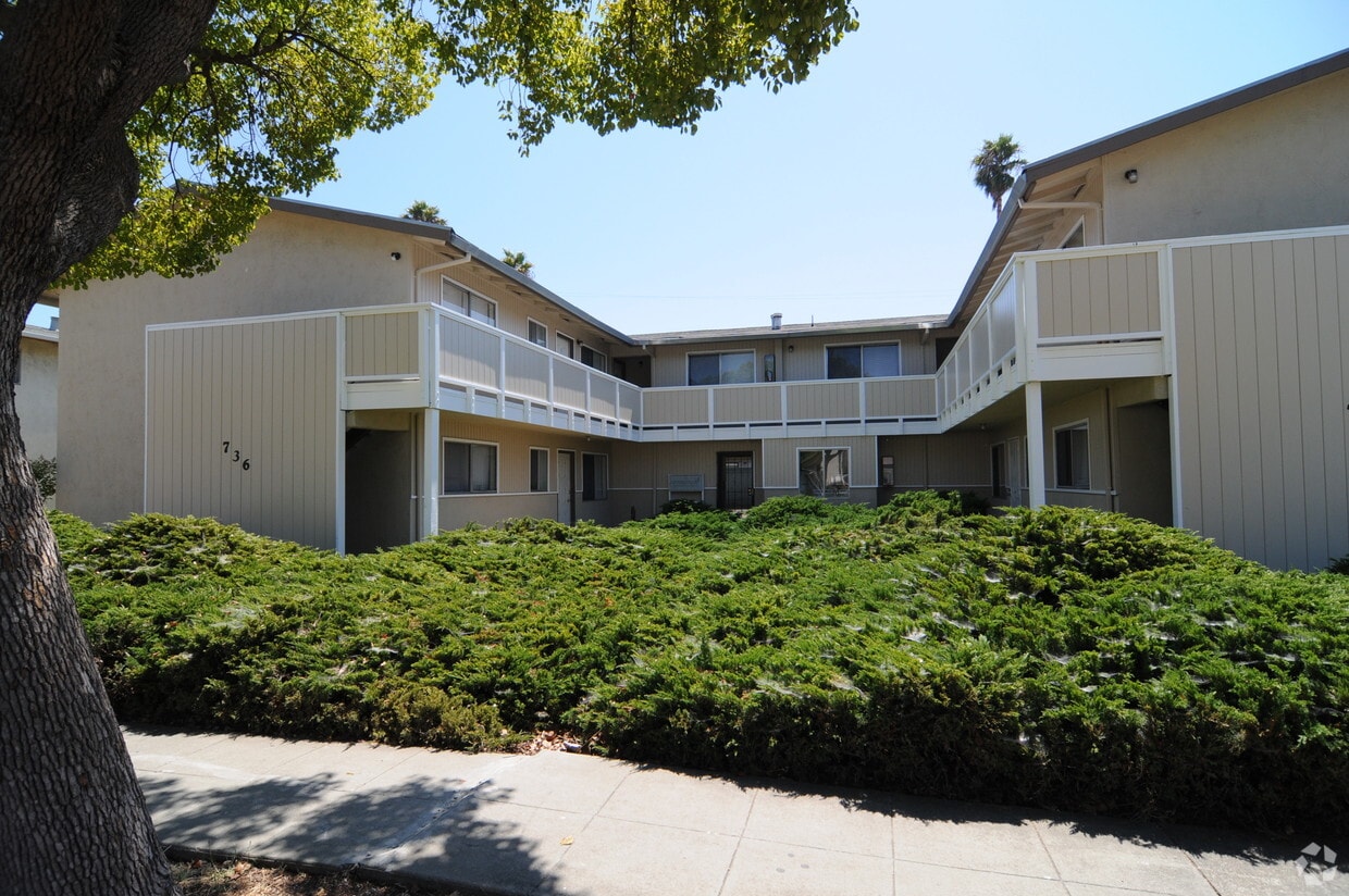Building Photo - 736 Memorial Way