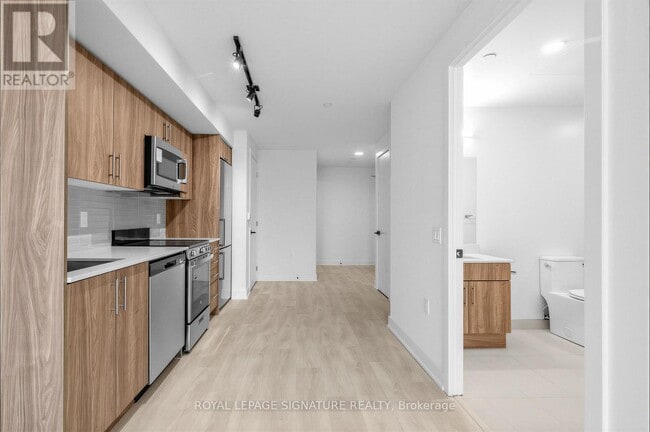 Building Photo - 758 Dovercourt Rd