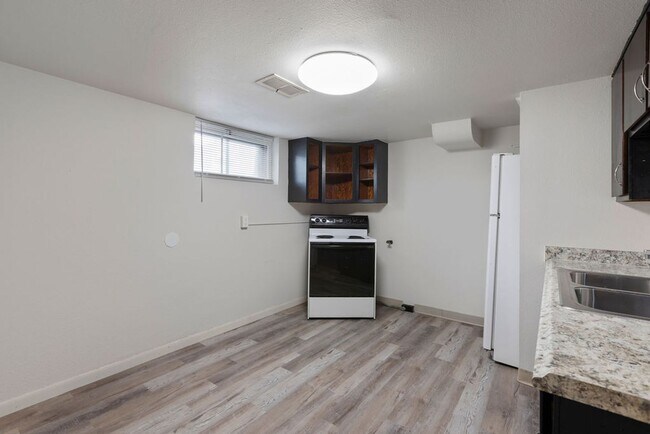 Foto del edificio - Basement Unit 2 Bedroom 1 Bath in Duplex