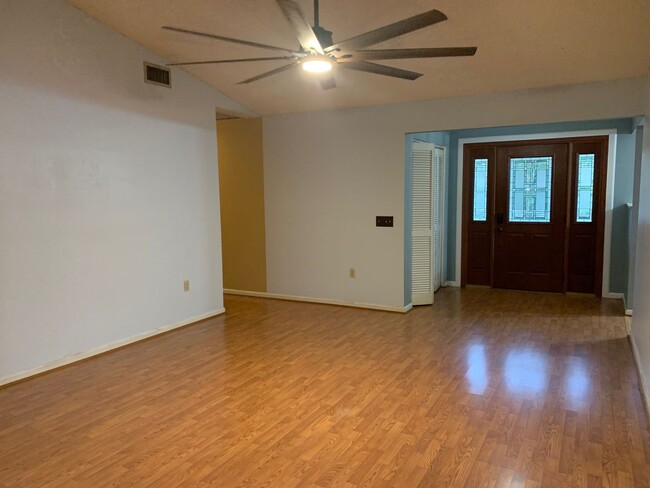 Building Photo - Three bedroom two bath - South Lakeland