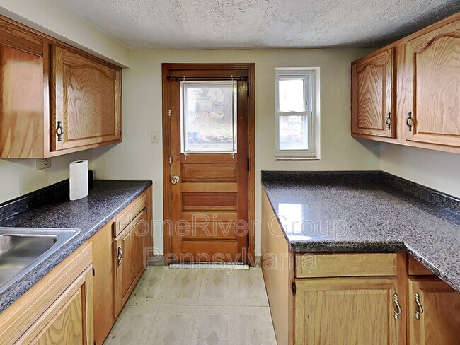 Building Photo - 2303 Saranac Ave