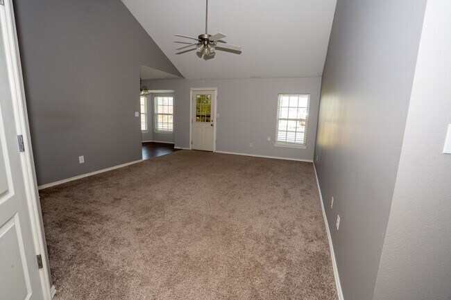 Building Photo - 3 Bed / 2 Bath in Collinsville!