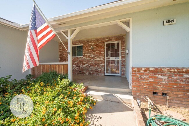 Building Photo - N.E. Fresno Home, 3BR/2BA, Updated Kitchen...