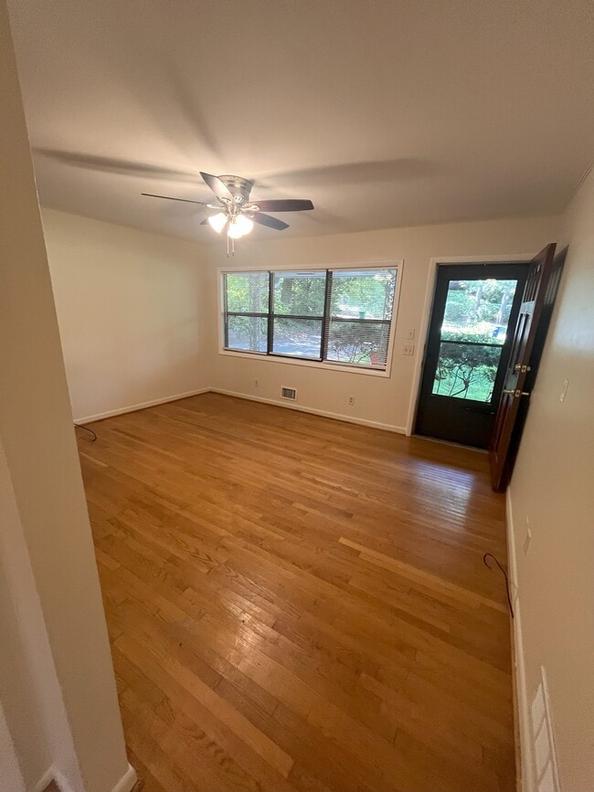 Living room - 1405 Southland Vista Ct NE