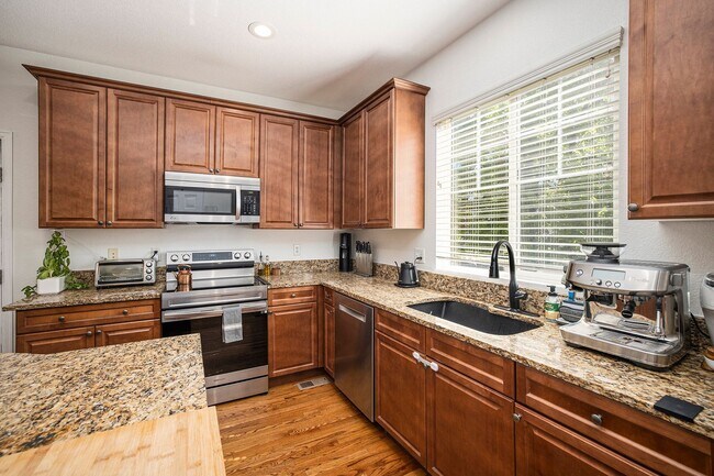 Foto del edificio - Gorgeous 5 Bedroom 4 Bathroom Single-Family Home in Lowry
