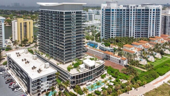 Foto del edificio - 5875 Collins Ave