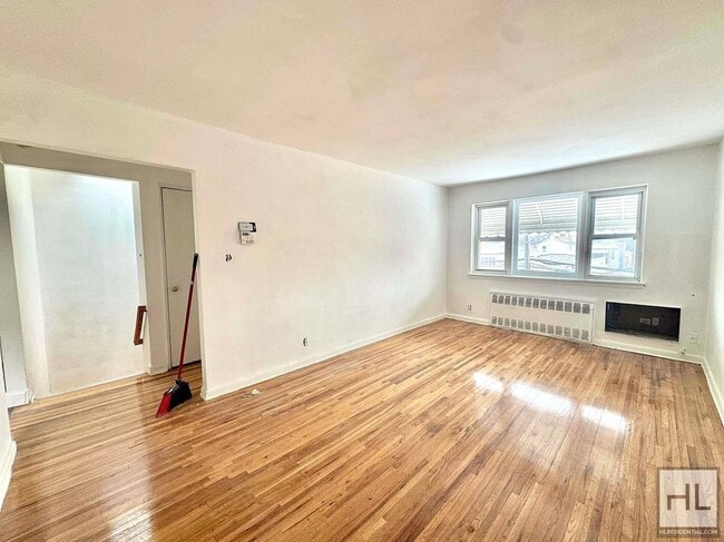 Building Photo - 28 AVENUE