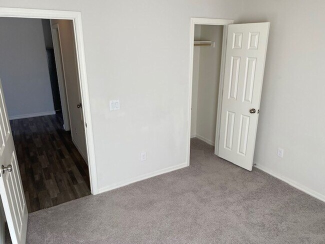 Foto del edificio - 4 bedroom with garage and fenced yard