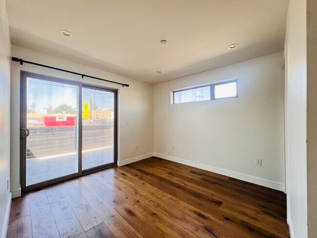 Foto del edificio - 250 S Burlington Ave