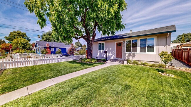 Building Photo - Bright Newly Refurbished Two Bedroom One Bath Single Family Home