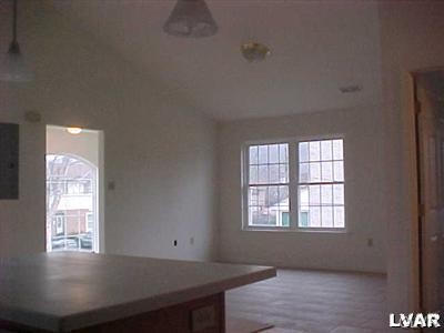 Building Photo - 610 S Fawn St