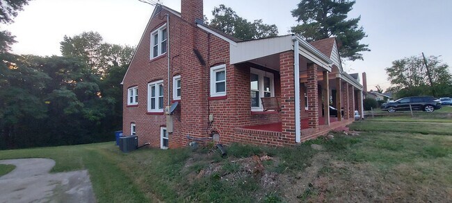 Lado izquierdo de la casa - 2916 Woodleigh St