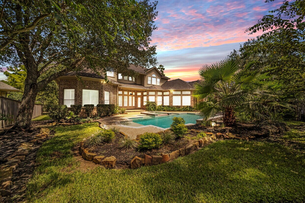 Foto principal - Exceptional 5-bedroom home (2 down) in des...