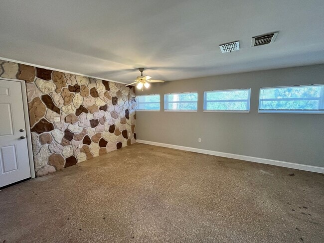 Building Photo - Simple & small 2BR Duplex