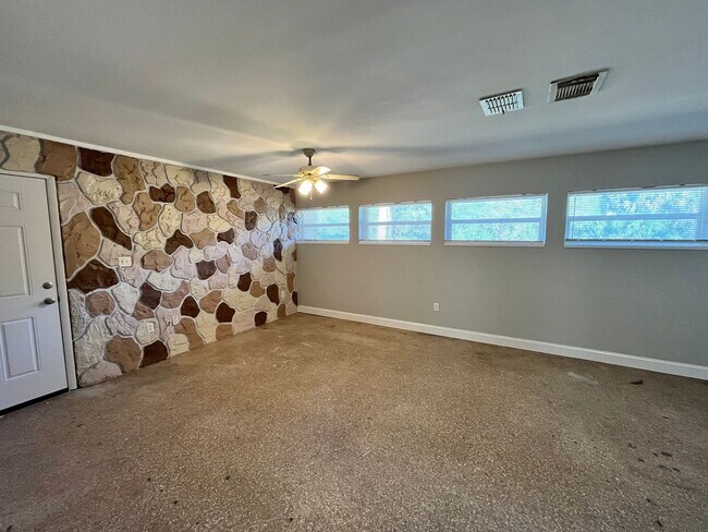 Foto del edificio - Simple & small 2BR Duplex